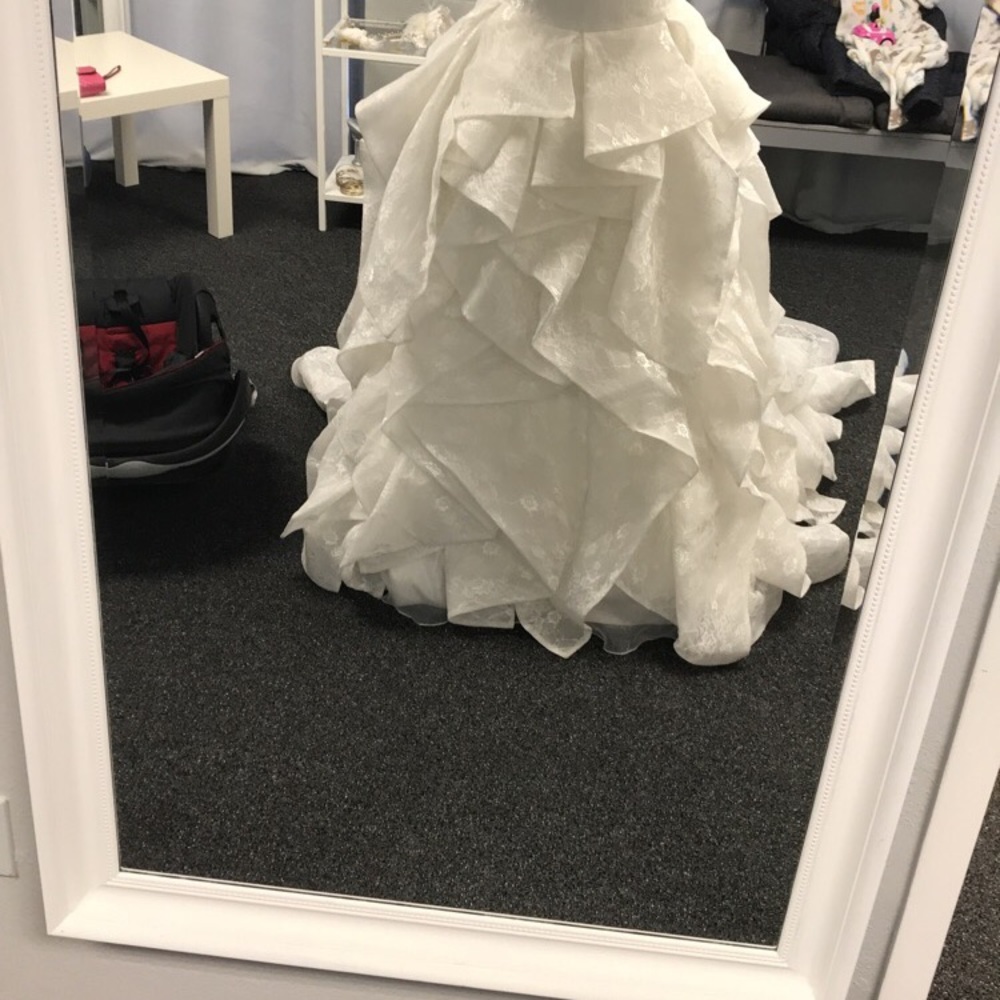 Wedding dress - Picture 4 of 5